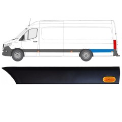Takalokasuojan koristelista lampulla varten Mercedes Sprinter 2018- / Vasen / Sarja 12971
